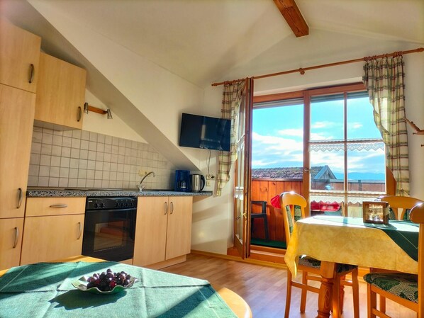 Departamento | Cocina privada | Refrigerador, horno, parrilla de estufa y cafetera y tetera 