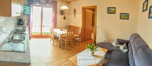 Lägenhet - balkong | Eget kök | Kylskåp, ugn, spishäll och kaffe- och tebryggare