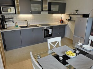 Condo | Bếp riêng | Tủ lạnh, lò vi sóng, bếp nấu, máy rửa bát