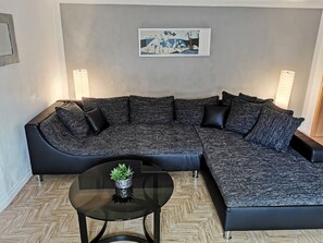 Kondominium | Ruang keluarga | Smart TV dan pemutar DVD