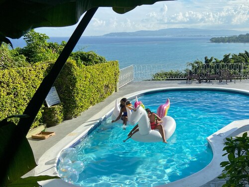 Fully Staffed, private pool, breakfast included, ocean view villa for groups!