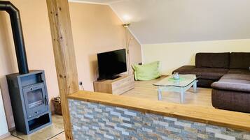 Condo | Ruang tamu | 32 inci televisyen dengan satelit