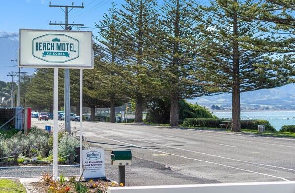 Front of property - Kaikoura Beach Motel (Kaikoura)