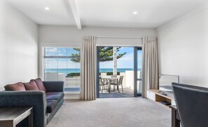 Superior Room | Living room - Kaikoura Beach Motel (Kaikoura)