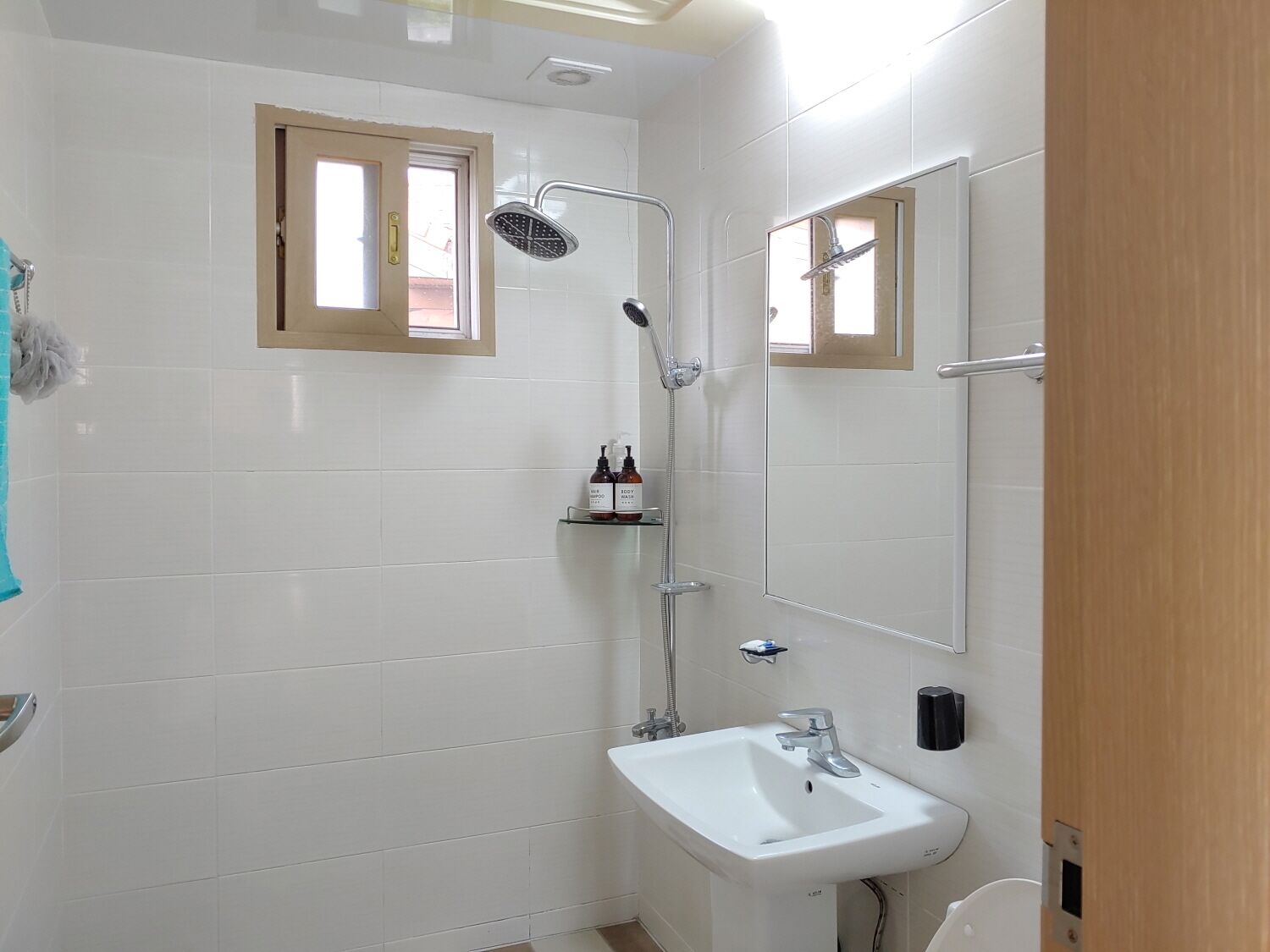 Suihku, ilmaiset hygieniatuotteet, hiustenkuivaaja, pyyhkeet