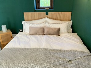 1 soverom, skrivebord, strykejern/-brett og reiseseng for barn