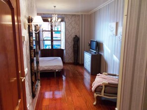 2 slaapkamers, een strijkplank/strijkijzer, beddengoed