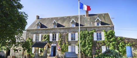 Vista frontal de la propiedad