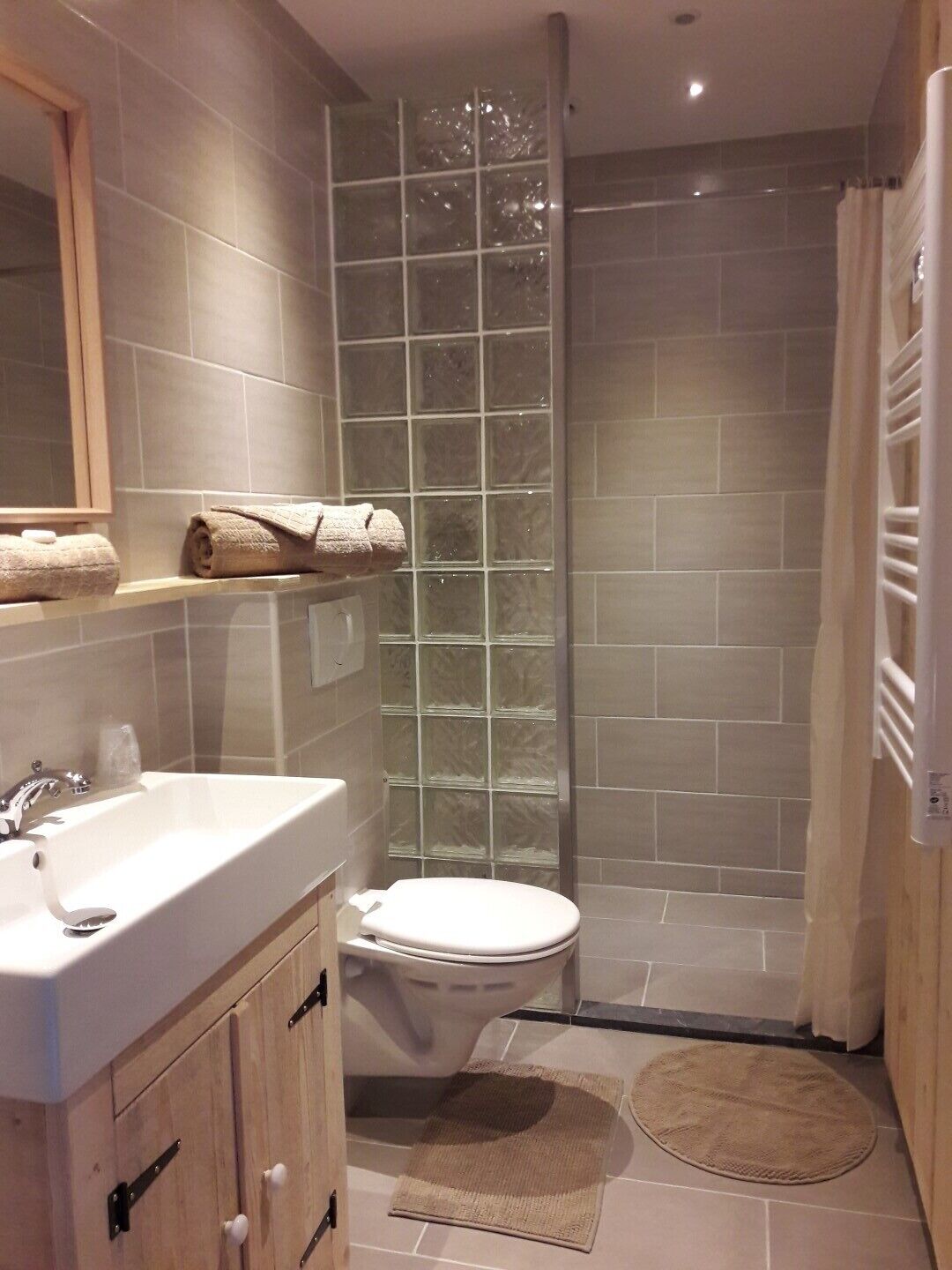 Chambre Exclusive Double ou avec lits jumeaux (Barrack 2) | Salle de bain | Douche, douche à « effet pluie », sèche-cheveux, serviettes fournies