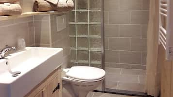 Exclusieve kamer, 1 twee- of 2 eenpersoonsbedden (Barrack 2) | Badkamer | Een douche, een regendouche, een haardroger, handdoeken