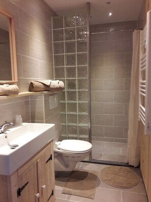 Chambre Exclusive Double ou avec lits jumeaux (Barrack 2) | Salle de bain | Douche, douche à « effet pluie », sèche-cheveux, serviettes fournies