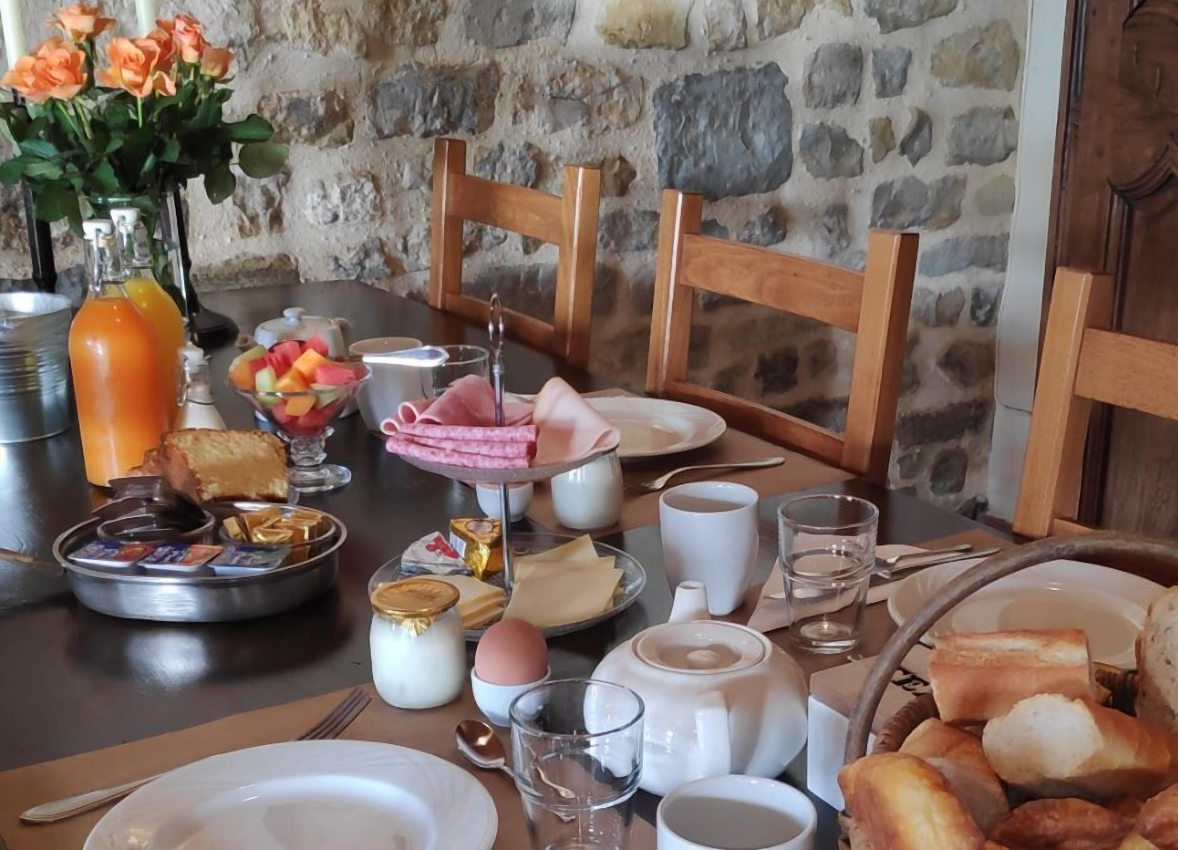 Desayuno continental diario (EUR 12 por persona)