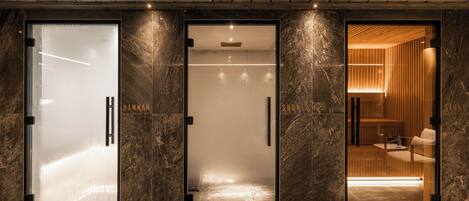 Un vestíbulo de hotel moderno con una puerta de cristal que indica