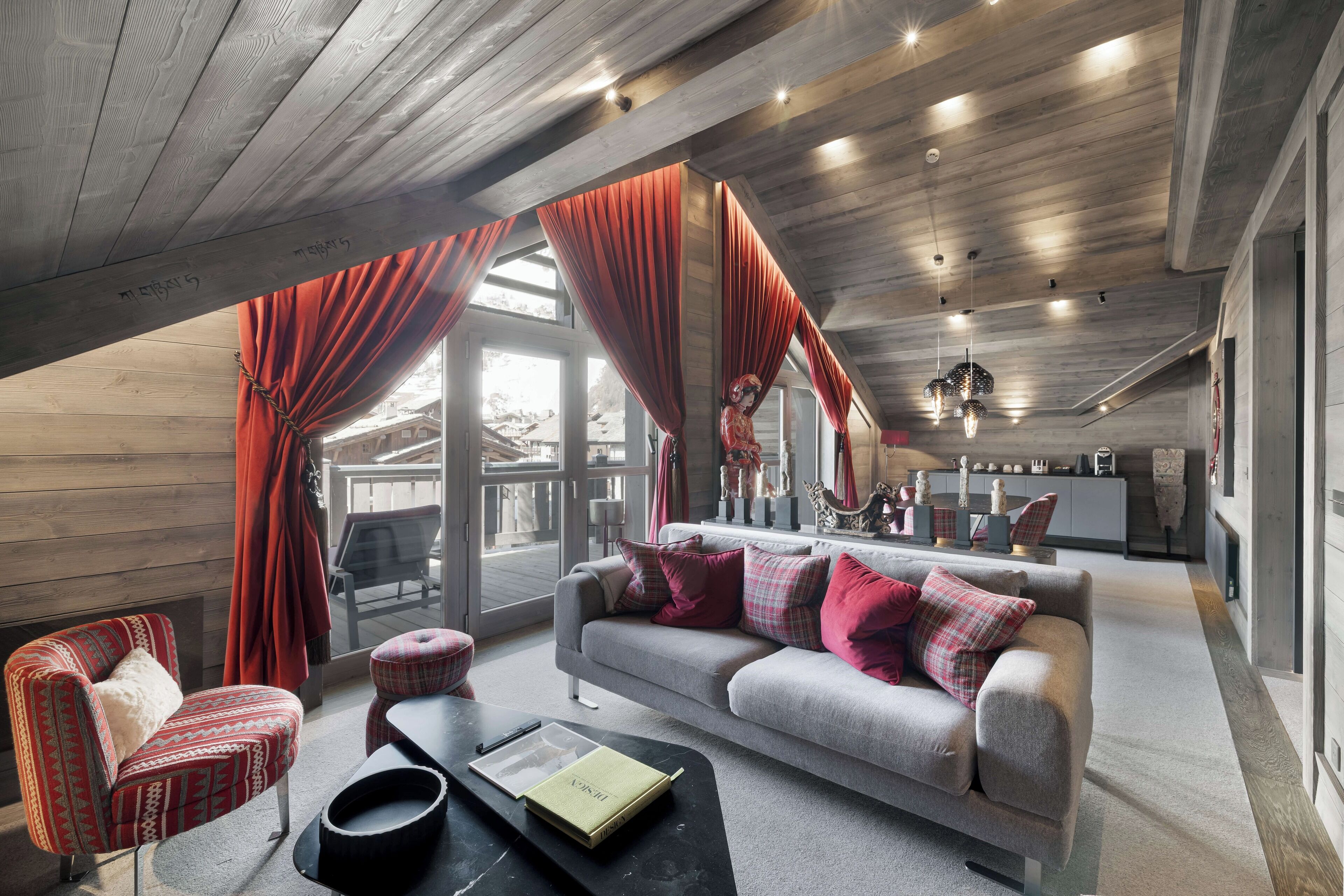 Loftsleilighet (Sengli) | Oppholdsområde | En 140-centimeters Flatskjerm-TV med Parabol-TV samt TV