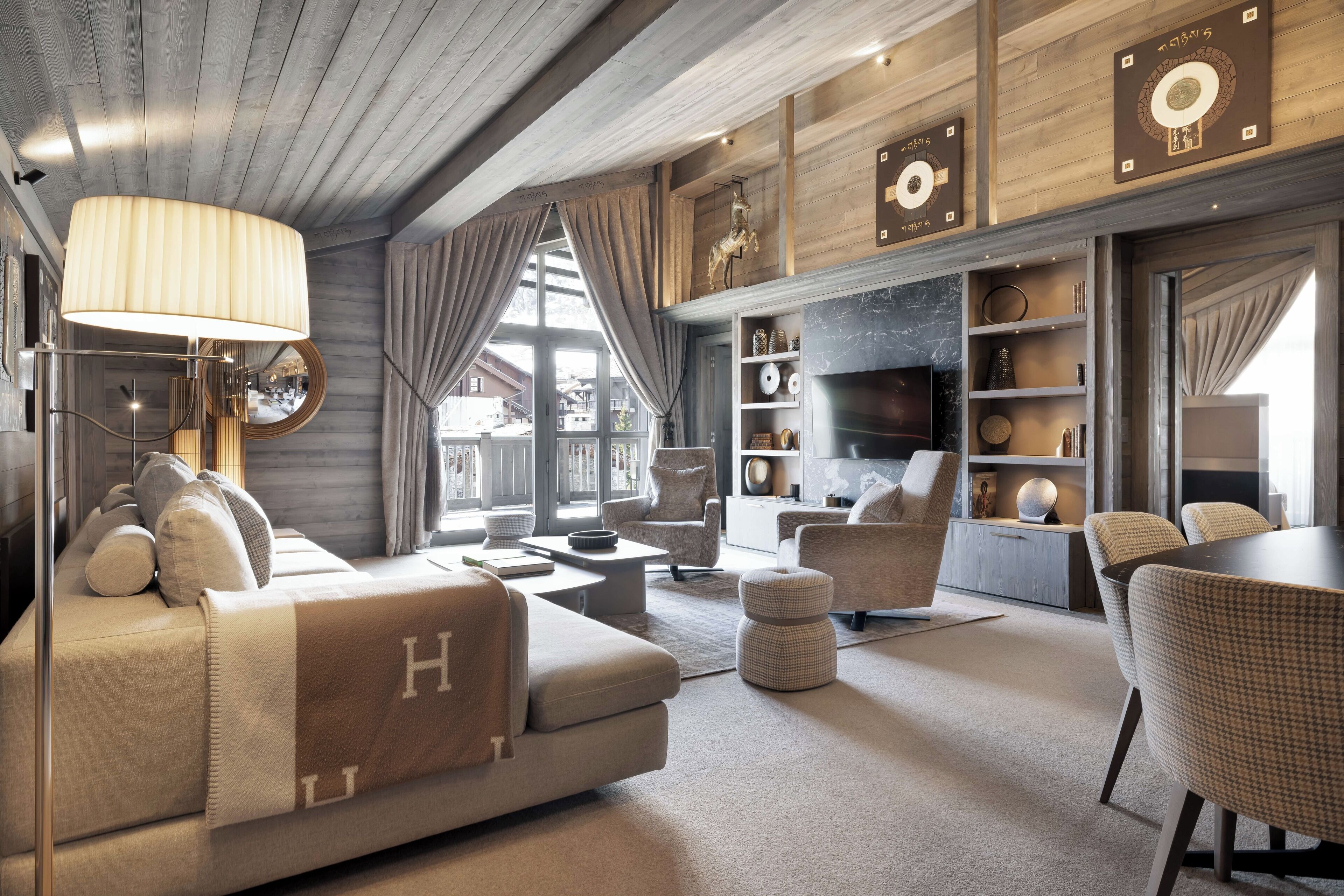 Suite (Chogori) | Oppholdsområde | En 140-centimeters Flatskjerm-TV med Parabol-TV samt TV