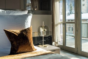 Suite (Chogori) | Egyptian cotton sheets, premium bedding, pillowtop beds, free minibar - Hôtel le K2 Chogori (Val-d'Isere)