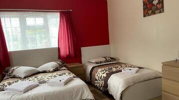 Kolmen hengen perushuone | Ilmainen Wi-Fi, vuodevaatteet