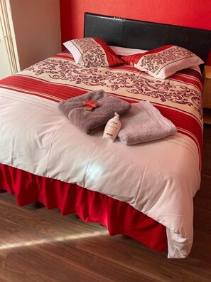 Basic Double Room | Free WiFi, bed sheets - Nights Inn (Slough)