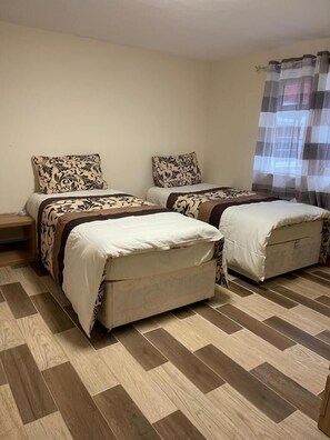 Free WiFi, bed sheets - Nights Inn (Slough)