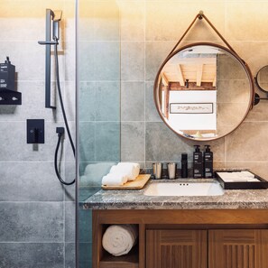 Shower, rainfall showerhead, free toiletries, hair dryer - LUX Tea Horse Road Da Ju Village (Lijiang)