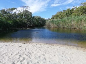 På stranden