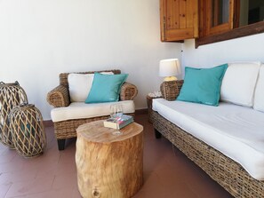 Una televisión, libros