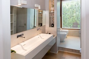 Hair dryer, towels, soap, toilet paper - Luxury villa with private pool for exclusive use  (Puglia)