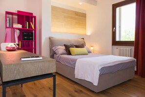 4 bedrooms, iron/ironing board, WiFi, bed sheets
