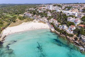 Ubicación cercana a la playa y tumbonas