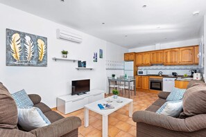 Televisión, reproductor de DVD, tenis de mesa y libros 