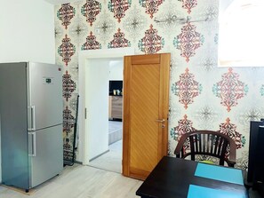 Lemari es, kompor, dan mesin pembuat kopi/teh