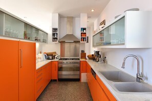 Réfrigérateur, four à micro-ondes, un four, surface de cuisson