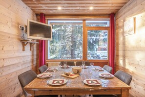 Dining - Chalet Alpe One in Alpe d'Huez at 1850 m - Village and 2 mins from the slopes (L'Alpe d'Huez)
