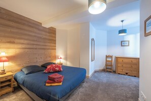 3 habitaciones, tabla de planchar con plancha y cuna de viaje