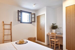 2 bedrooms, in-room safe, iron/ironing board, free WiFi