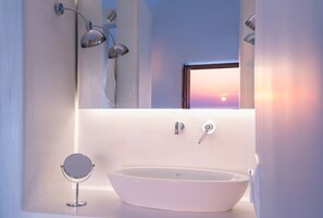 Bañera, toallas, jabón, shampoo