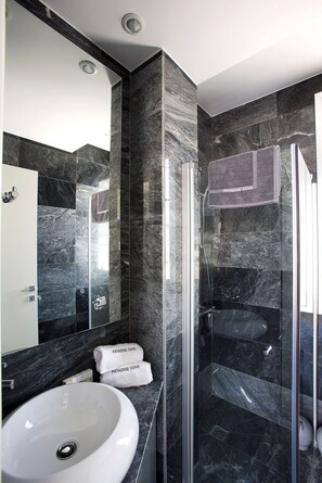 Baignoire, serviettes fournies, shampoing