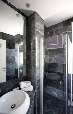 Bathtub, towels, shampoo