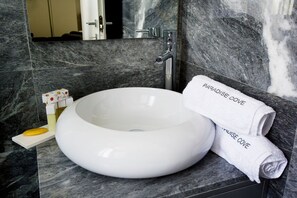 Bathtub, towels, shampoo