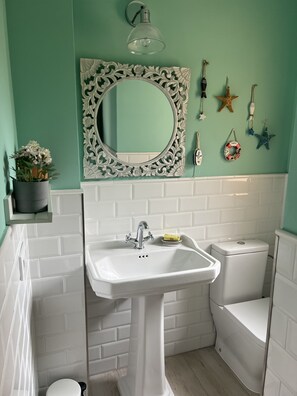 Een douche, een haardroger, handdoeken