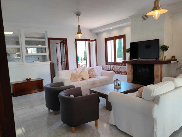 Smart TV, fireplace, video games, books - La Villa S'horabaixa (Portopetro)