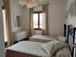 4 slaapkamers, een strijkplank/strijkijzer, reisbedje, wifi