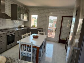 Fridge, microwave, oven, stovetop - La Villa S'horabaixa (Portopetro)