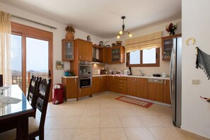 Refrigerador y cafetera y tetera