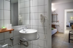 Serviettes fournies, shampoing
