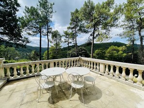 Outdoor dining - Your 5* vacation with family or friends. A haven of peace in the heart of the Cévennes! (Saint-Jean-du-Pin)