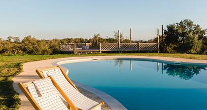 Villa de Luxo Isolada no Alentejo Rural com Piscina e Jardins Privados