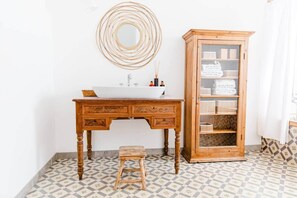 Een haardroger, handdoeken, zeep, shampoo