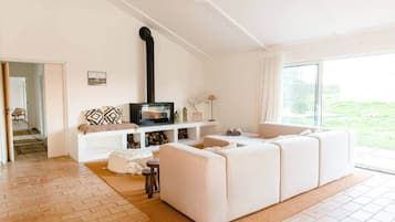 TV connectée, cheminée, baby-foot, livres