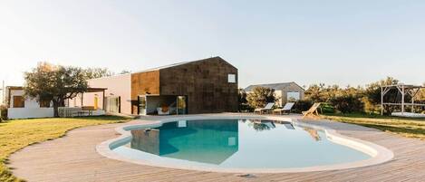 Una piscina al aire libre